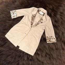 Vintage Luciano Choi beige trench coat with leopard print lining, two pockets and adjustable belt in the back