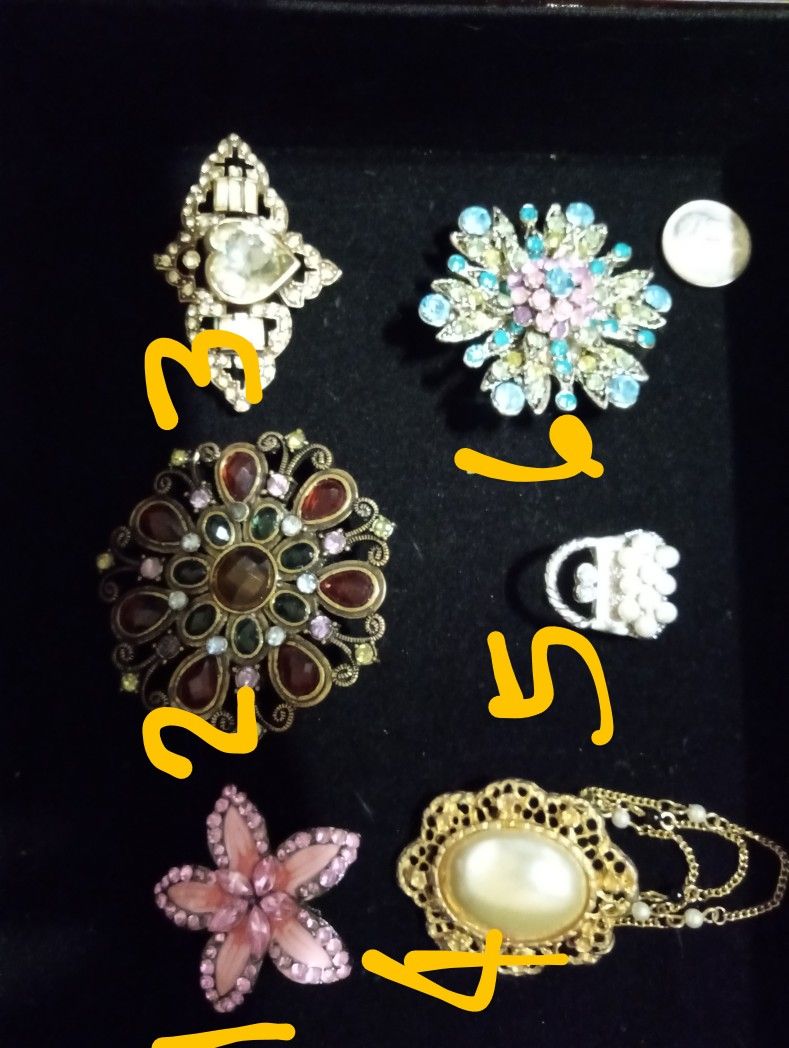 Lot Of 14 Vintage Costume Pins.