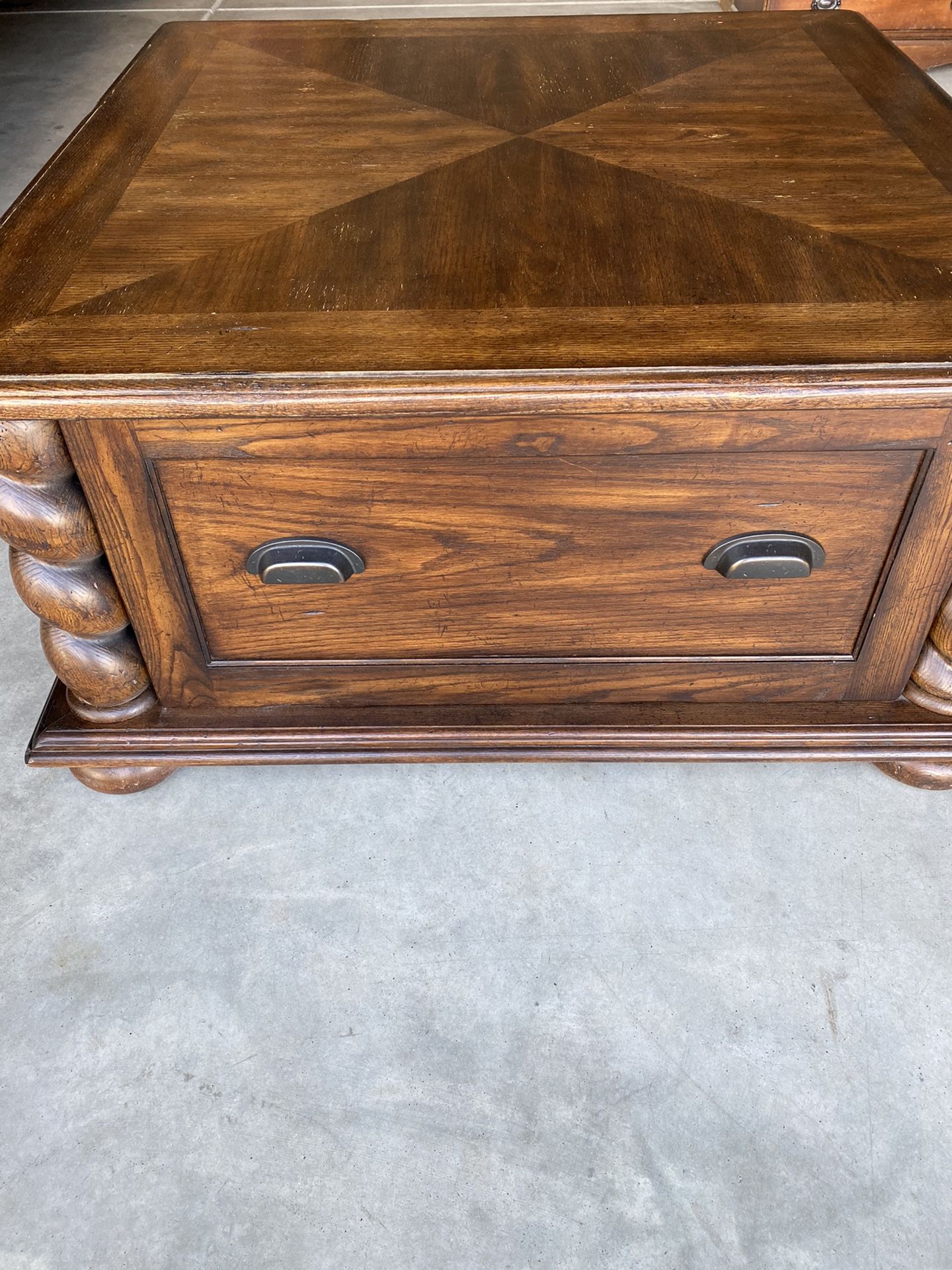 Coffee table with 2 big storage drawers