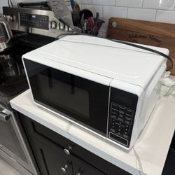 Brand new mainstays microwave 