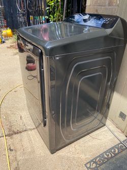 Samsung Dryer 3yrs old works great digital and has dryer duct with it