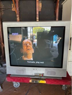 Sony Trinitron KV-32FS16 is a 32-inch CRT television.