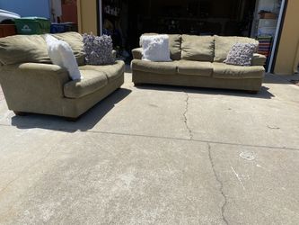 Gorgeous couch & loveseat set