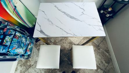 Dinette with 2 stools