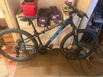 GT bike great condition extra rim