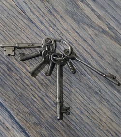 Vintage Hollow Skeleton Keys Set Of 7 in Antique Silver