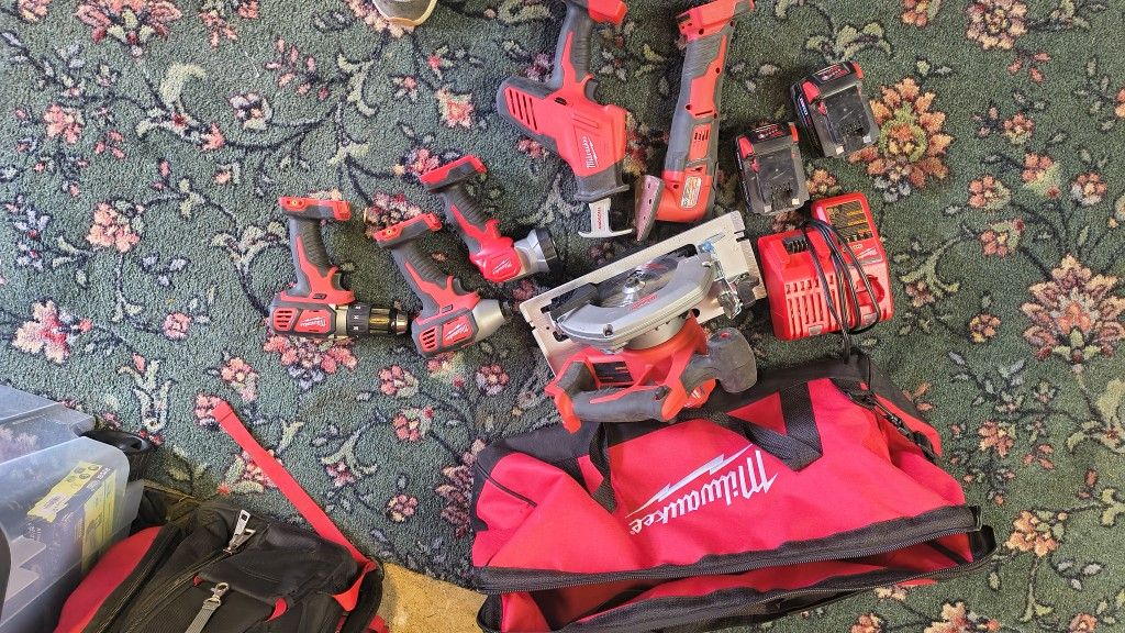 Milwaukee 6 Peace Tool Kit With 2 3.0 Batteries And Charger