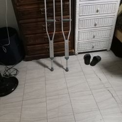 Crutches *BRAND NEW $25