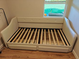 FREE!!! Daybed > Queen Bed