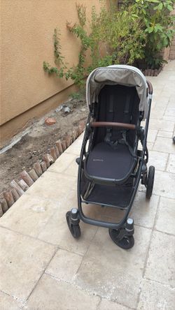 Uppababy vista v2 stroller. Comes with rain cover. No bassinet
