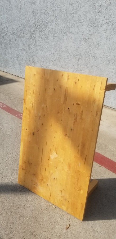 NICE WOOD COFFEE TABLE