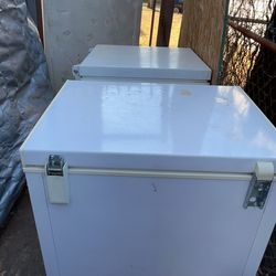 2 hieleras kiero 100 dólares por las dos