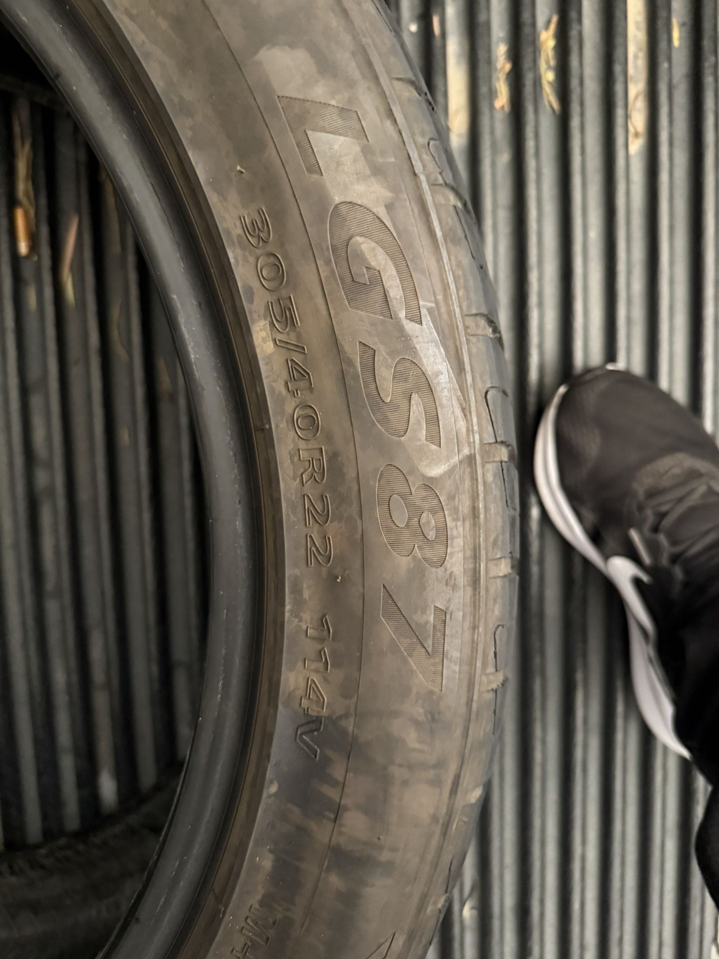 305 40 R22 LGS87 Spare Tire About 75 %