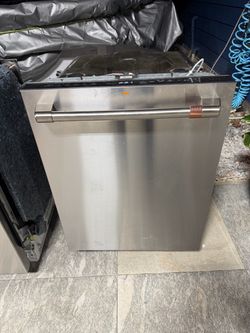 GE café dishwasher 24 inches almost new 90 days warranty