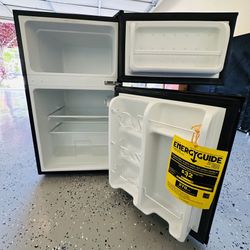 Arctic King 3.2 Cu. Ft. Mini Refrigerator - Excellent Condition!  