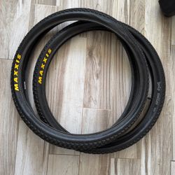 Maxxis Holly Roller 26 2.40 Tires. Lightly Used