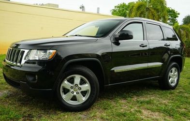 Jeep Grand Cherokee Laredo 2011! With only$2000 down payment I can get you approved.. bad credit.. no credit.. repo... We finance everyone