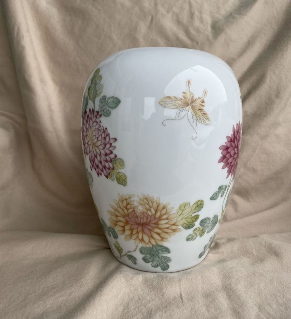 Beautiful Vase Butterflies & Flowers