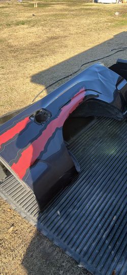 DRIVER SIDE TRUCK BED PANEL ORIGINAL AND GENUINE WITH SMALL DAMAGE  CHECK PICTURES PLEASE $150 LONG BED 6 FEET