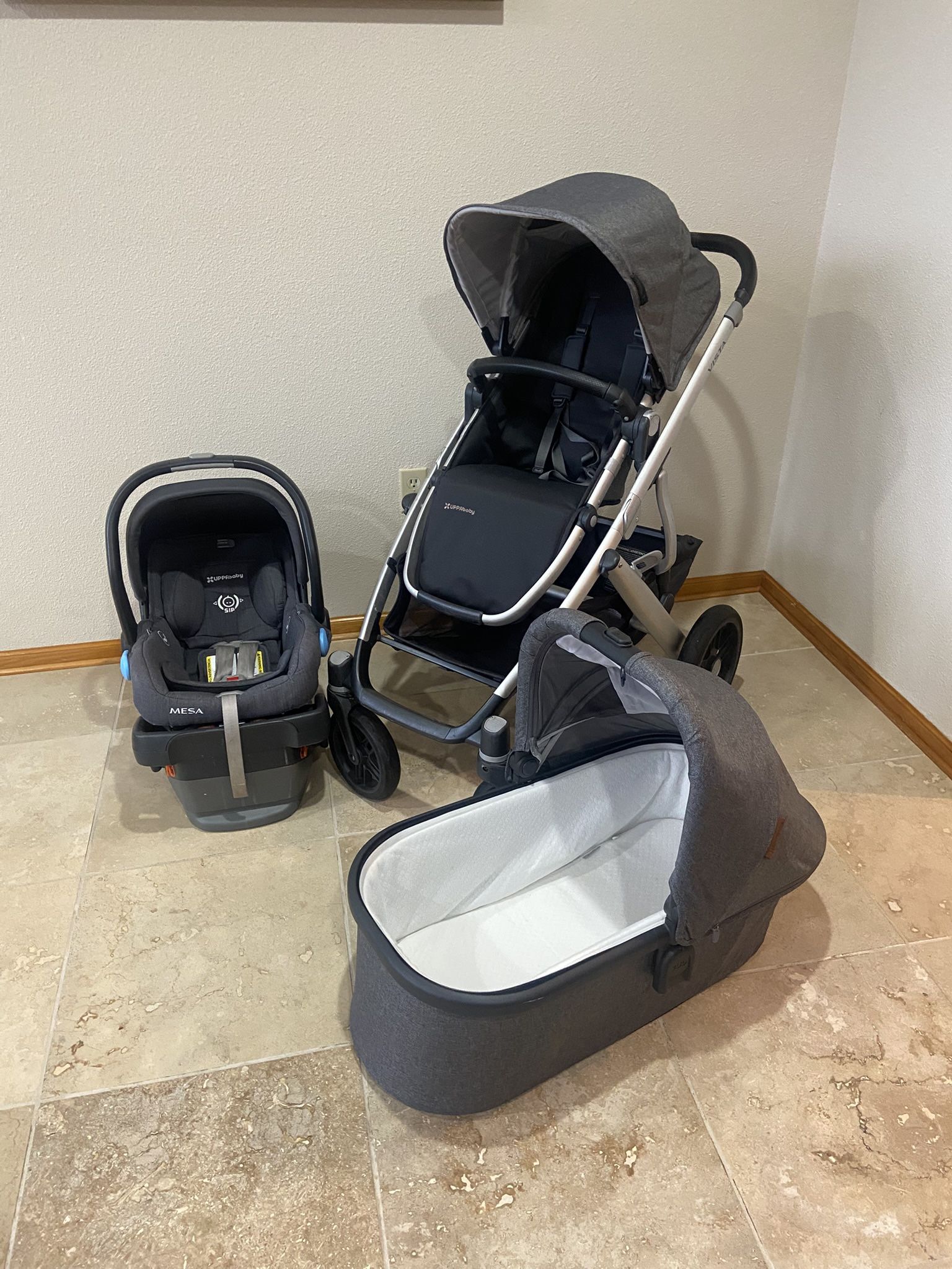 Uppababy Cruz V2 Stroller with Car Seat and Bassinet grey