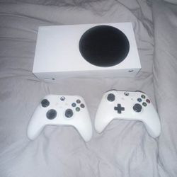 Xbox Series S With 2 Controllers And 144 Hz Montior 24 Inch 1080p