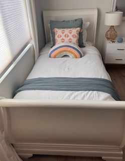 White twin sleigh bed