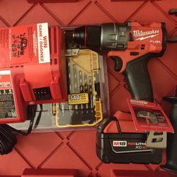 Milwaukee M18 Hammer Drill Battery Charger And Bit Set