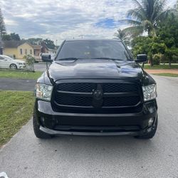 Ram 1500 v8 5.7L Lifted Wheel And Tires 