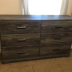 Signature Ashley Ralinksi 6 Drawer Dresser