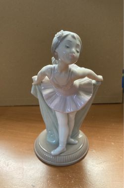 Nao by Lladro "my Recital" young girl dancer