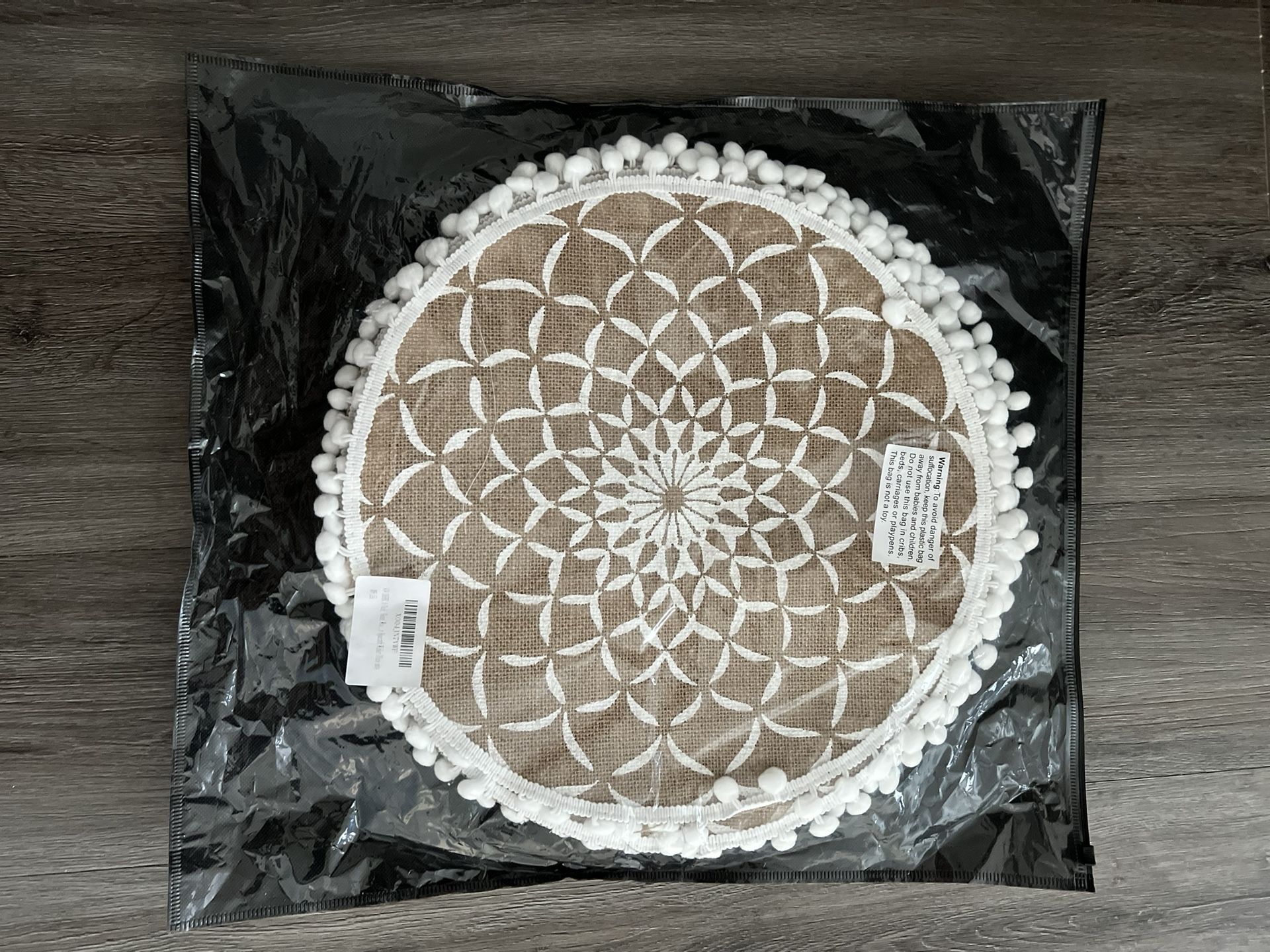 Set of 6 round Wicker Boho placemats with pom-pom trim