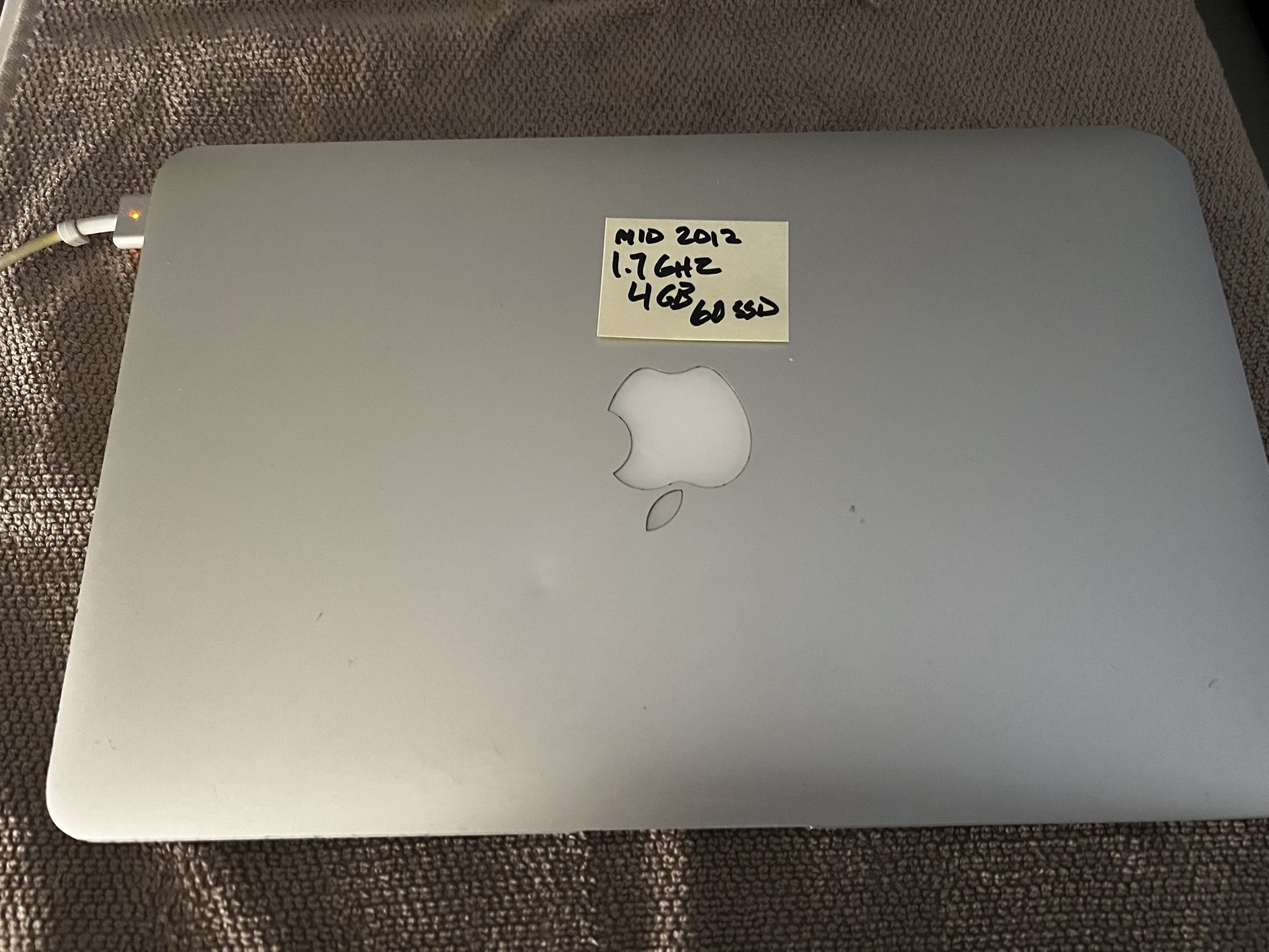 Apple MacBook Air (11-inch, Mid 2012) A1465 EMC 2558 1.7 GHz Intel Core 15 4 GB 60 GB SSD Power Adapter Included
