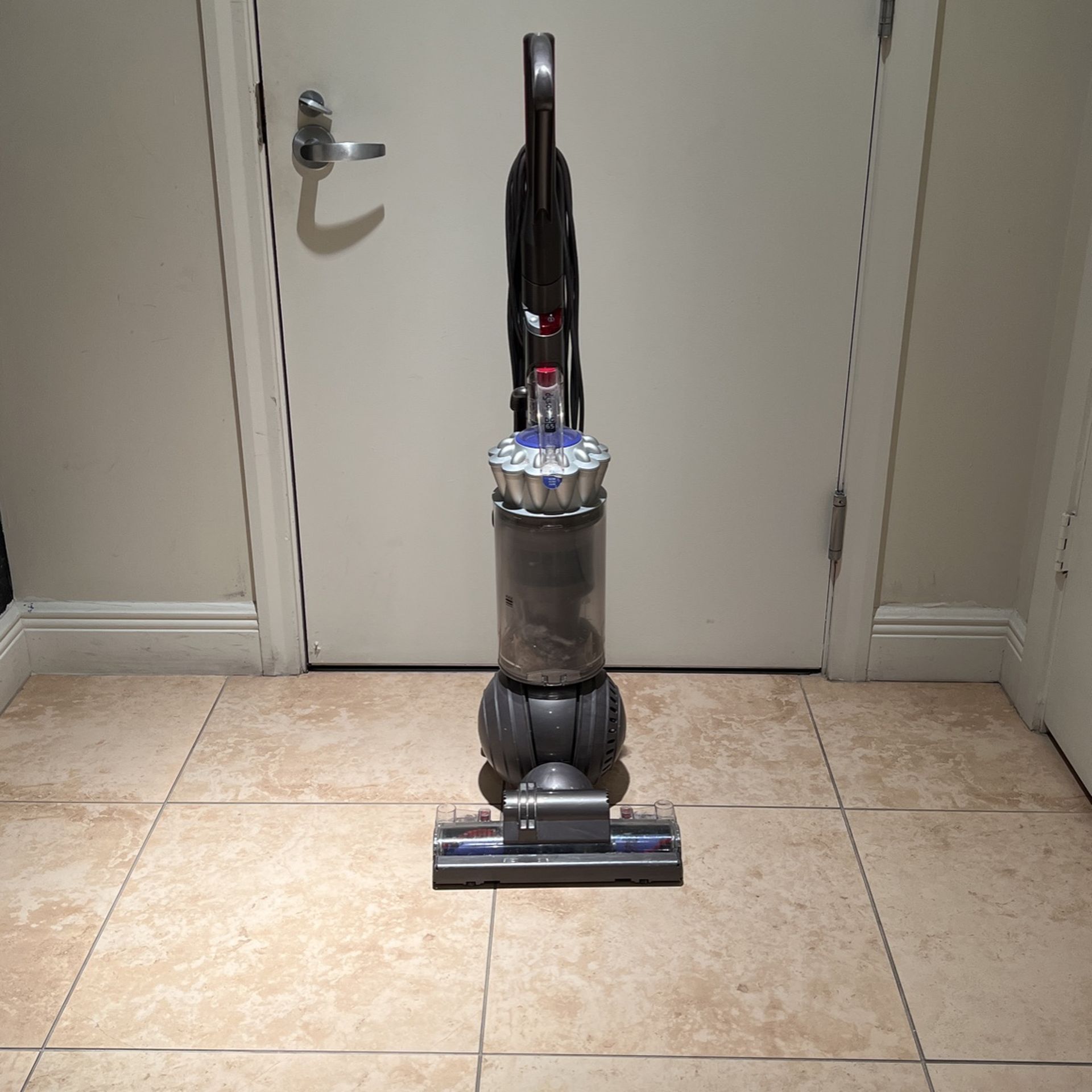 Vacuum Dyson DC65 