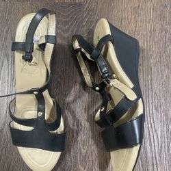 Womans Comfort Wedge Sandals Size 8 By Bandolino 