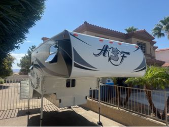 2016 Arctic Fox 865 w/ built-in Onan generator MINT!