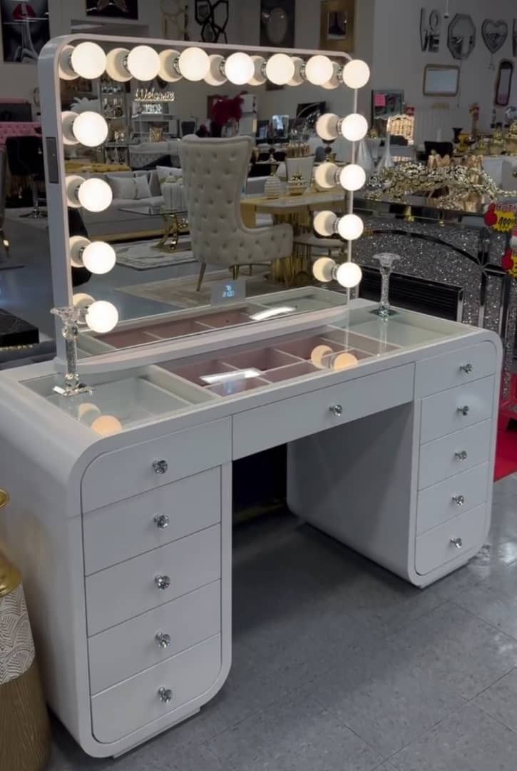 Vanity/ Vanity Desk Set/ Set De Mesita De Maquillaje/ Delivery Available/ Financing Available