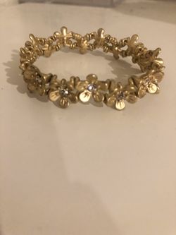 Gold plated flower with center bling stretch bracelet