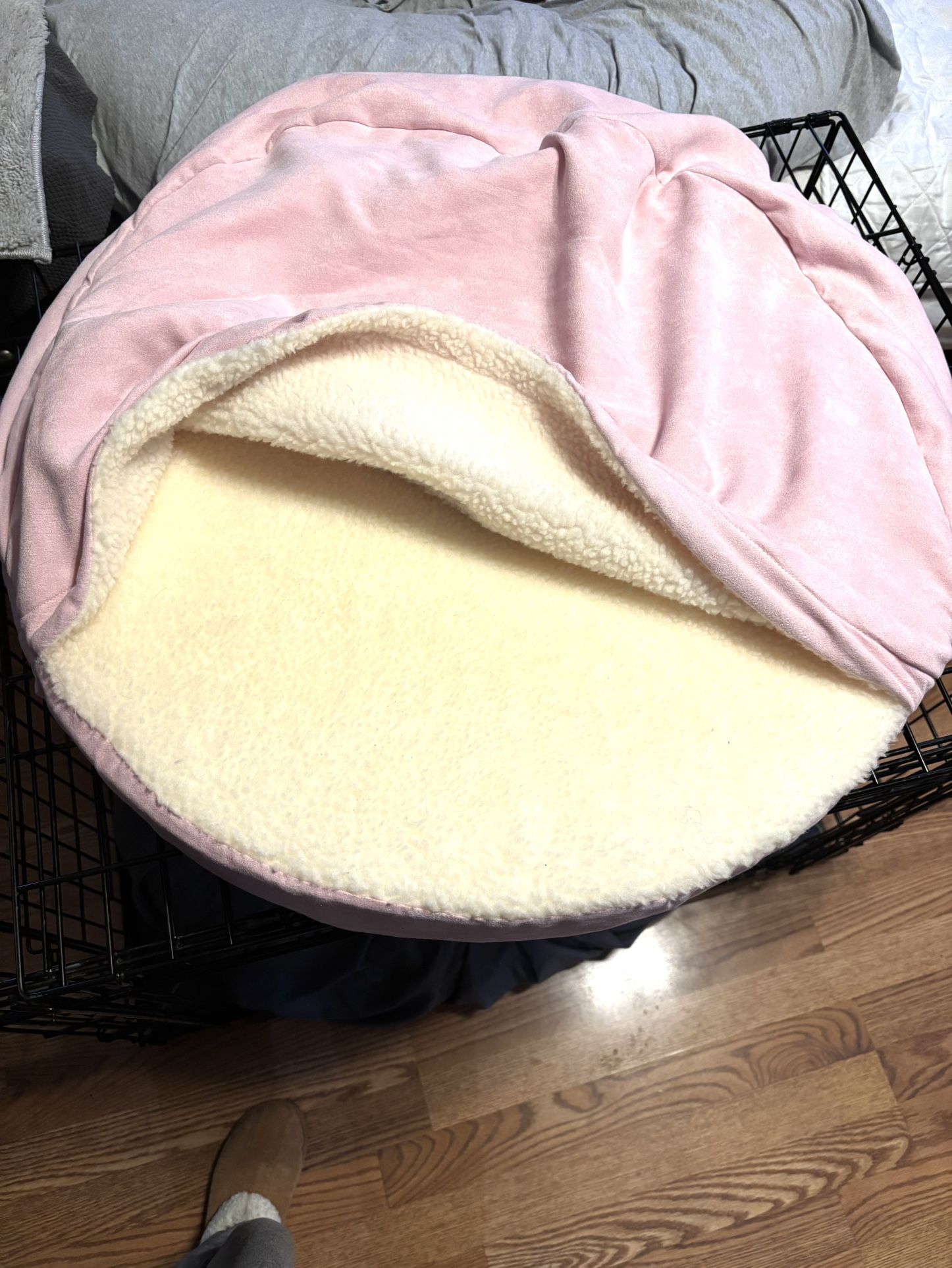 Medium round hideaway bed. Pink dog bed. Unzips to clean. Never used. 
