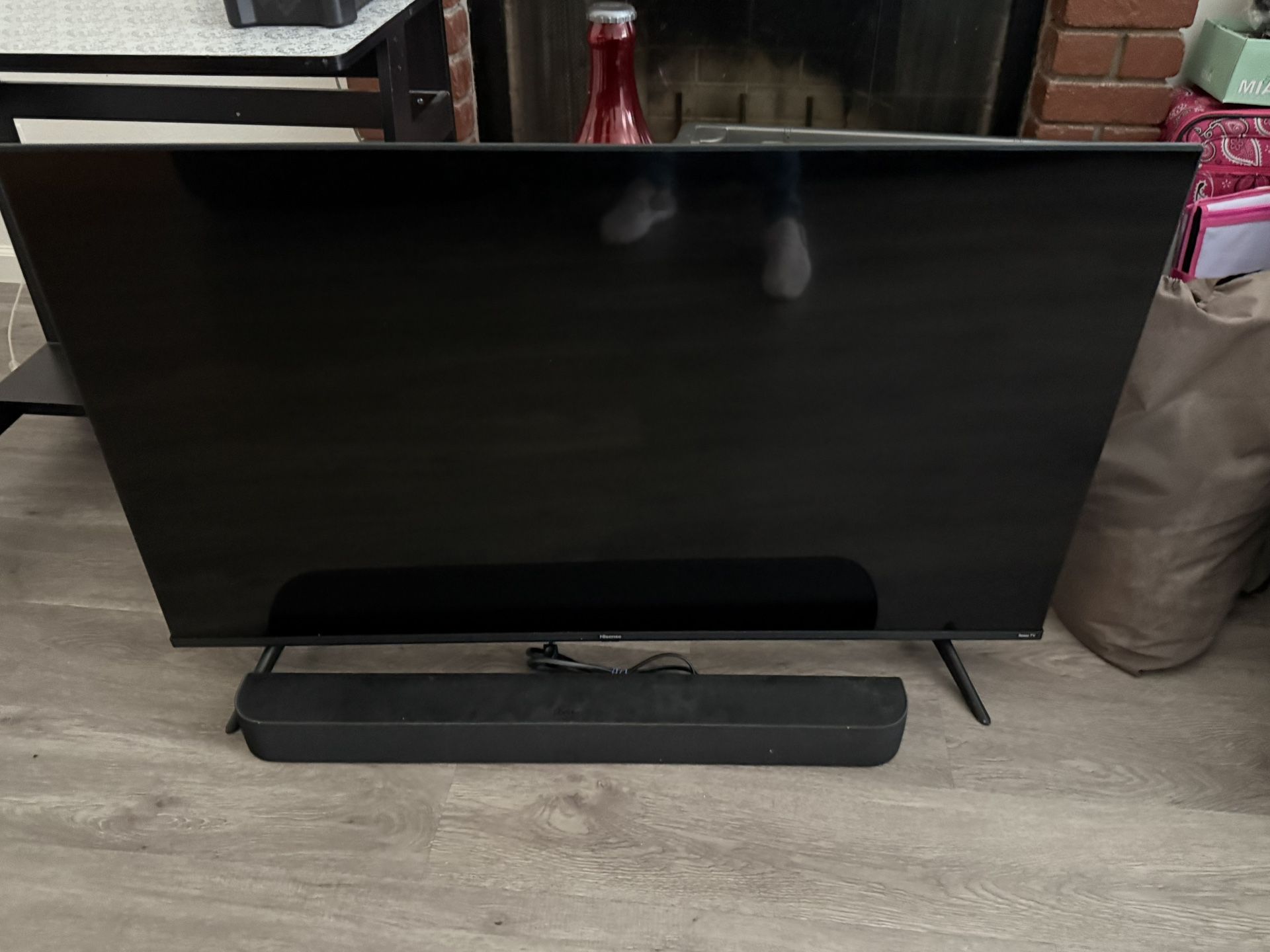 Hisense Roku Tv with Soundbar