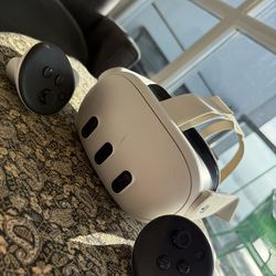 Meta Quest 3 128GB VR Headset + Portable Charger – Excellent Condition