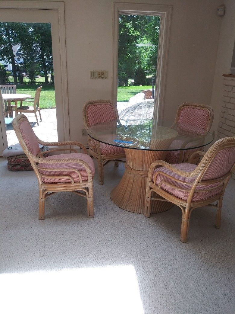 DINING ROOM (W/ FOUR SEATS)