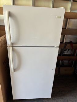 Frigidaire Top-Freezer Refrigerator White