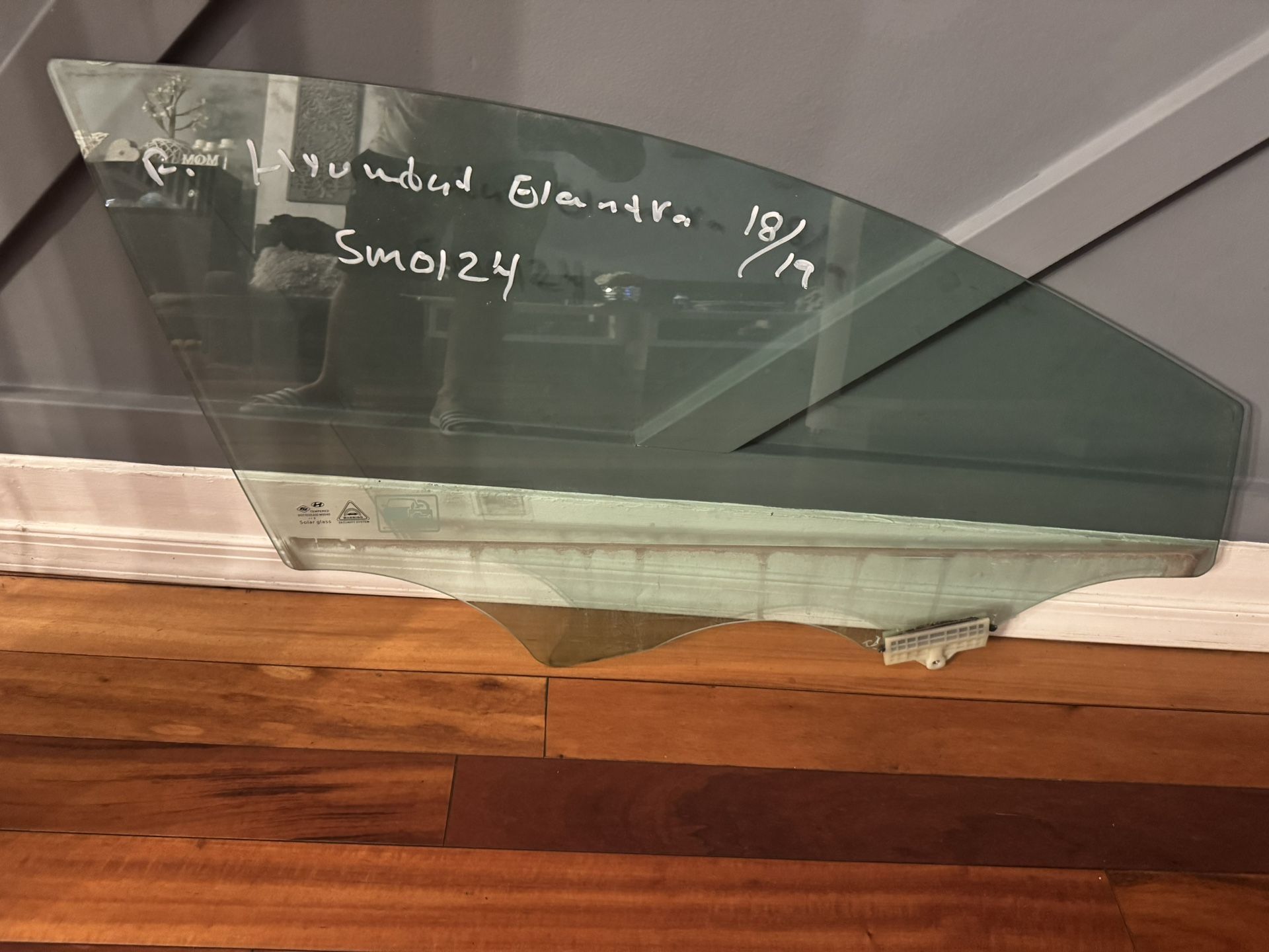 Hyundai Elantra Right Front Window. 