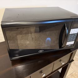 Black Microwave Oster In Excellent Condition