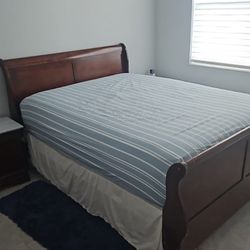 $500 O.B.O !! Ashley 7pc Queen bed set (Hard Wood) Pick Up Only