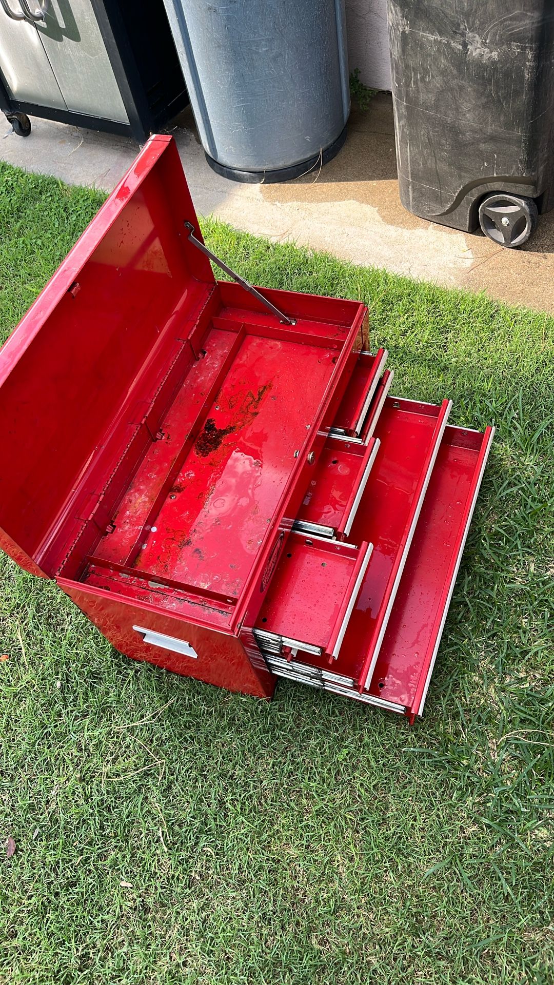 Caja para erramienta, no tiene llave , metal peasado..