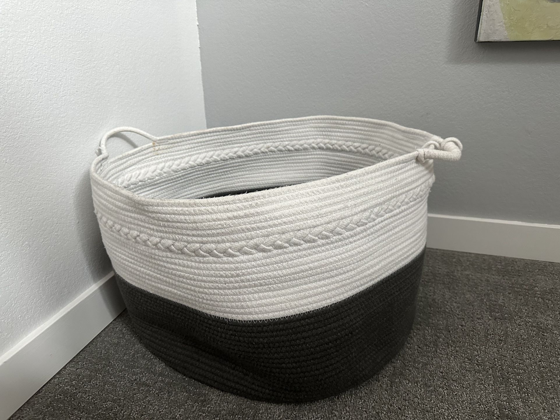 XL Woven Storage Basket White & Grey// Holds Lots!!✨Toys Blankets