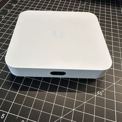 UniFi Cloud Gateway Ultra (UCG-Ultra) + Magnetic Mount Backing