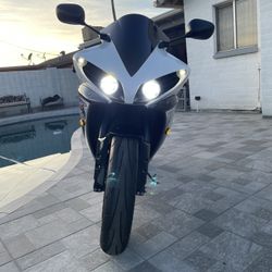2012 YAMAHA R1 WITH VERY LOW MILES AND IN GOOD CONDITION!