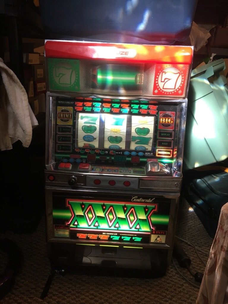 Slot machine, vintage 1980 aruze continental 3 reel, with key, works well